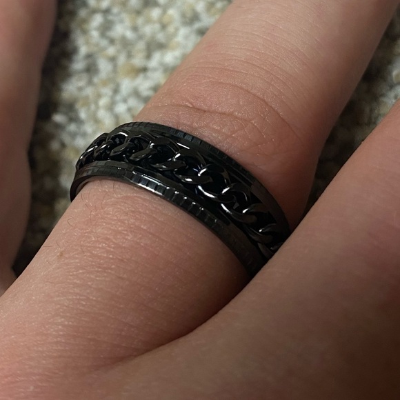 NWT Men’s Stainless Steel Rotating Ring (Black with Black Chain/Multiple Sizes) - Picture 2 of 6